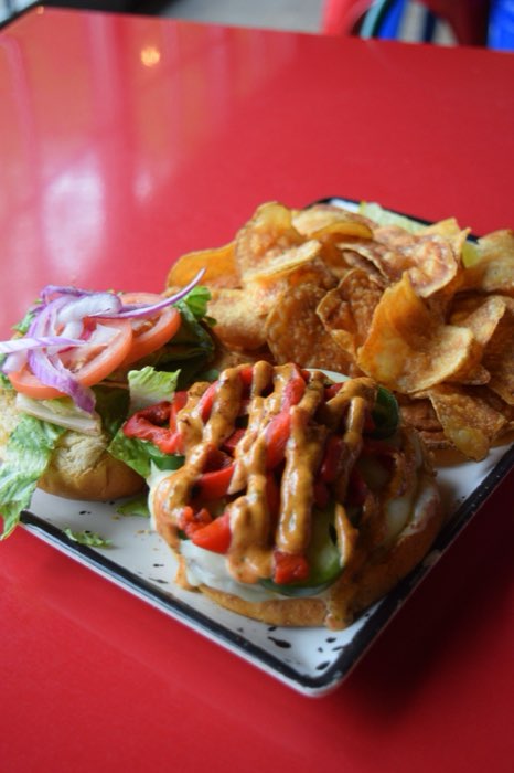 Sandwich plate with house chips and fresh toppings